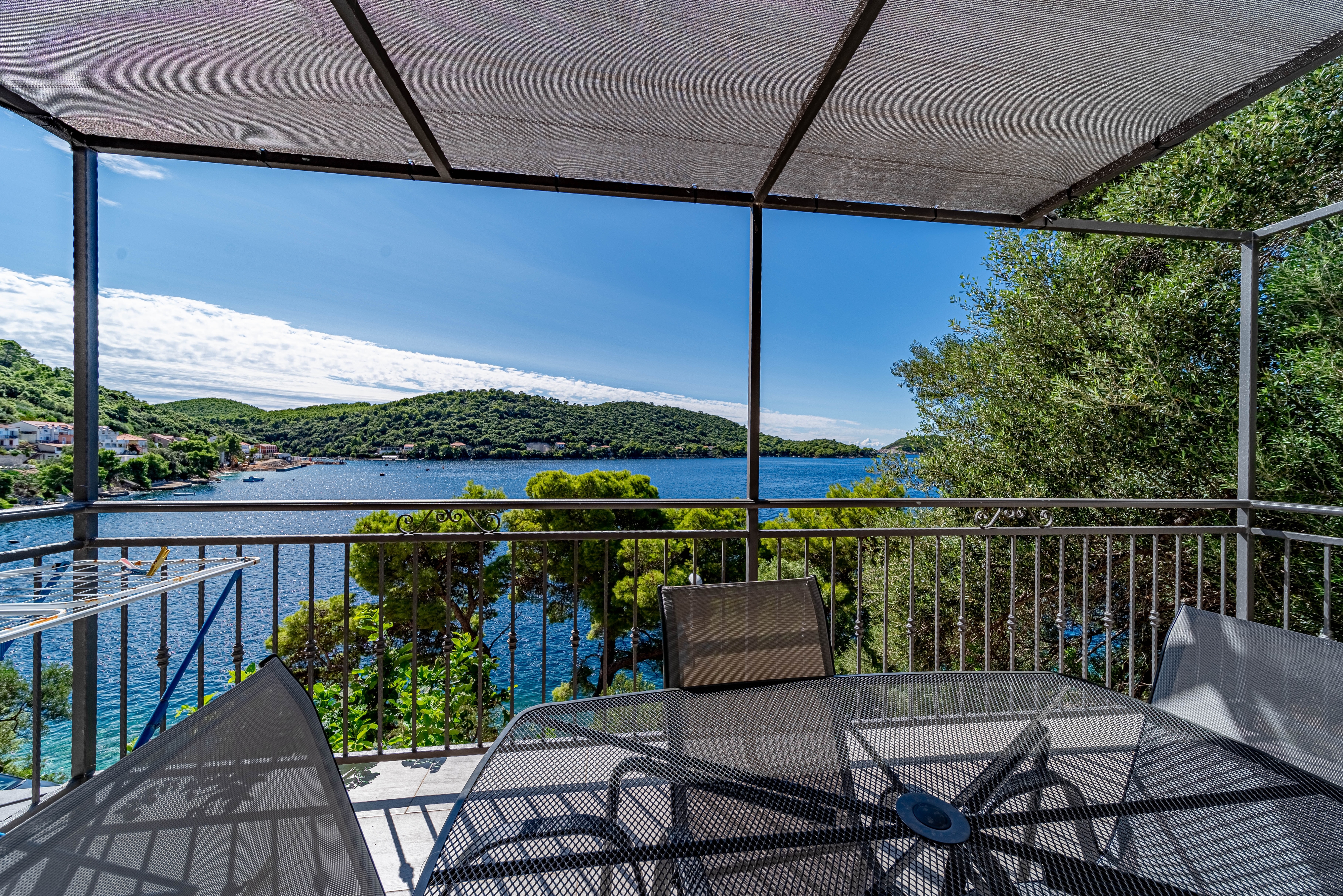One bedroom apartment near beach Ubli, Lastovo (A-8344-a)