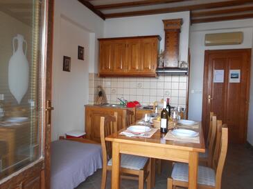 Zaklopatica, Eetkamer in the apartment, (pet friendly) en WiFi.