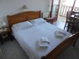 Zaklopatica, Bedroom in the studio-apartment, (pet friendly) and WiFi.