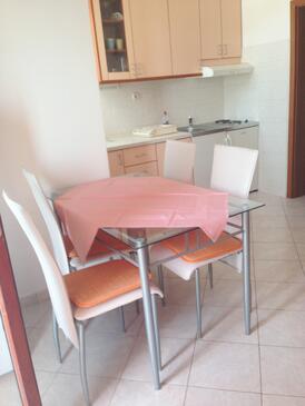 Zaklopatica, Comedor in the apartment, air condition available y WiFi.