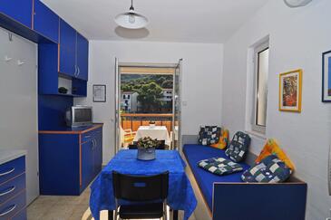 Pasadur, Dining room in the studio-apartment, air condition available and WiFi.