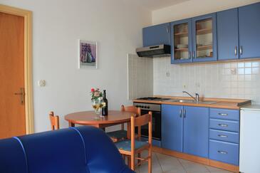 Lukoran, Eetkamer in the apartment, air condition available, (pet friendly) en WiFi.