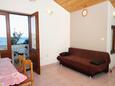 Kali, Sala de estar in the apartment, air condition available y WiFi.