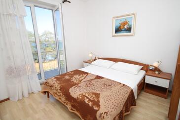 Bedroom Tkon, Bedroom in the room, air condition available, (pet friendly) and WiFi.