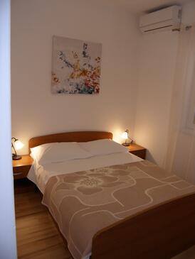Bedroom Tkon, Bedroom in the room, air condition available, (pet friendly) and WiFi.