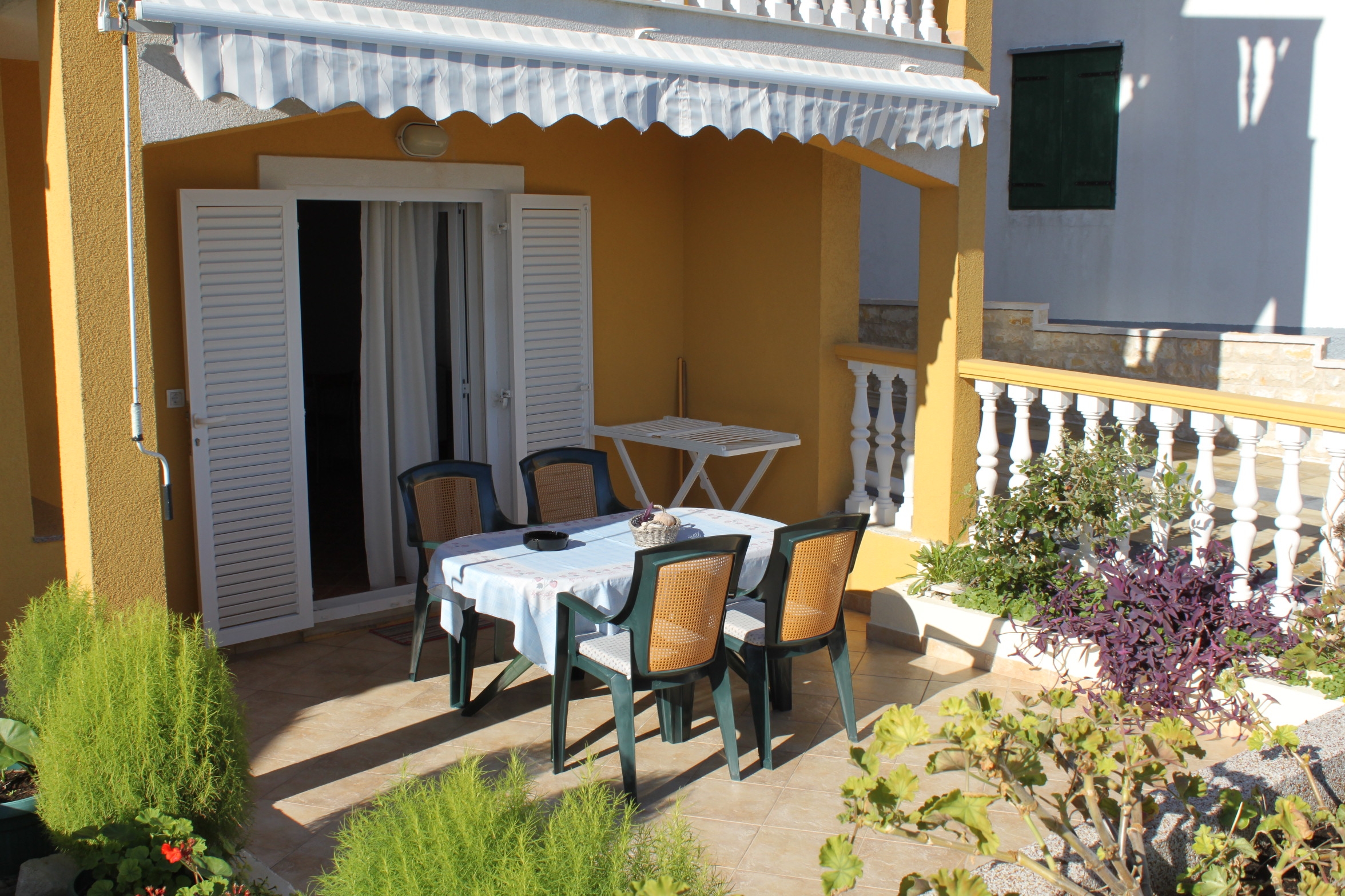 One bedroom apartment near beach Preko, Ugljan  A-d