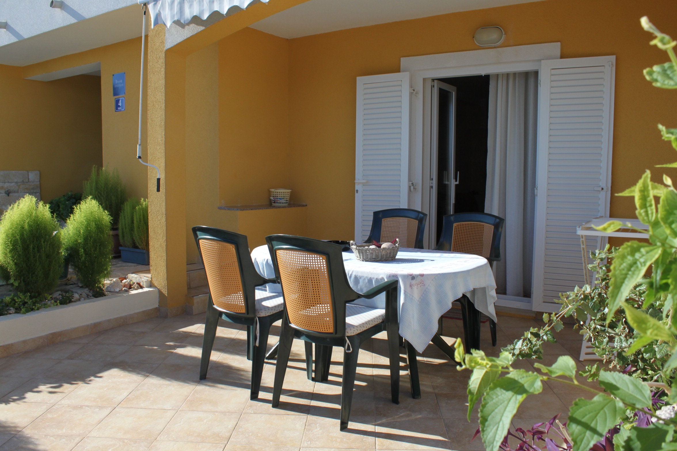 One bedroom apartment near beach Preko, Ugljan  A-d