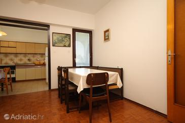 Dining room 1 Lukoran, Dining room 1 in the apartment, dostupna klima i WIFI.