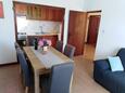 Jídelna Tkon, Jídelna v ubytování typu apartment, s klimatizací, domácí mazlíčci povoleni a WiFi.