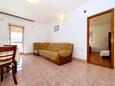 Tkon, Sala de estar in the apartment, air condition available, (pet friendly) y WiFi.