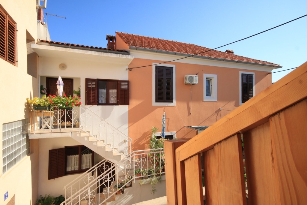 One bedroom apartment near beach Poljana, Ugljan  A-b