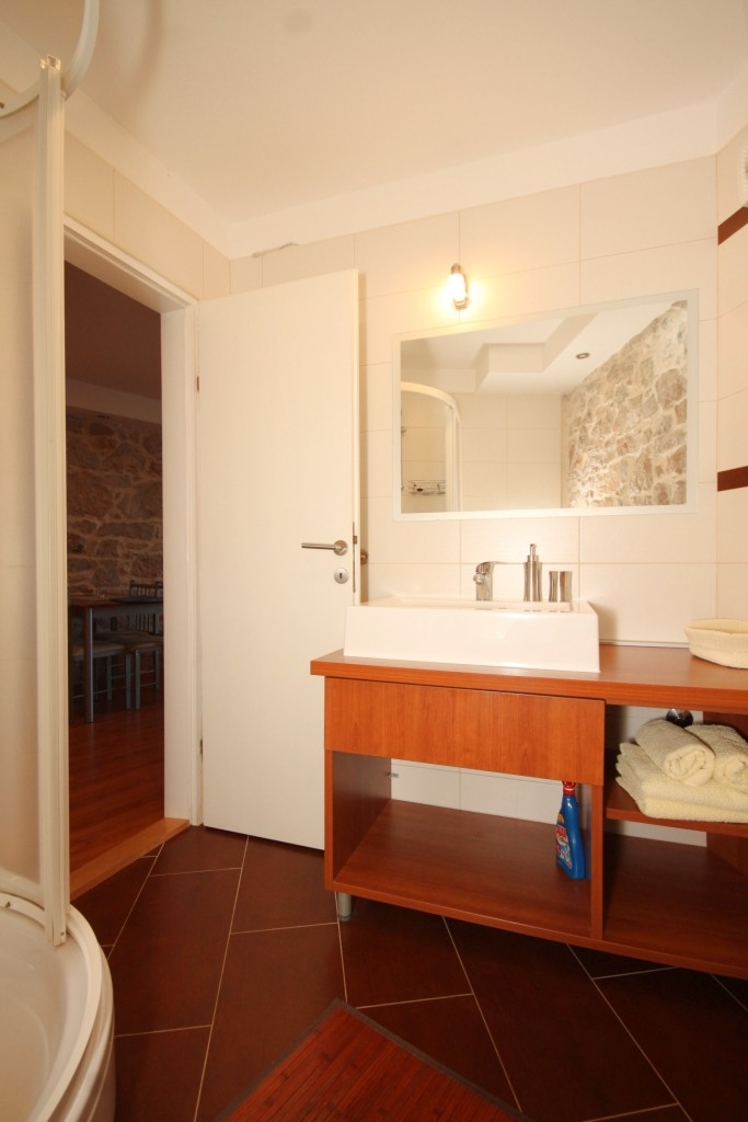 One bedroom apartment near beach Poljana, Ugljan  A-b