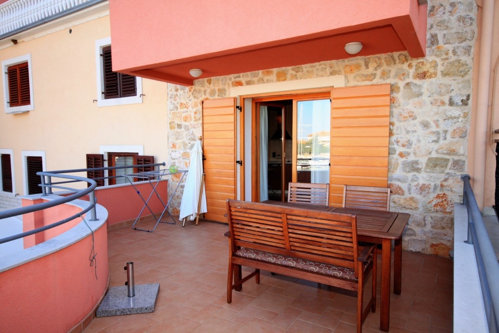 One bedroom apartment near beach Poljana, Ugljan  A-b