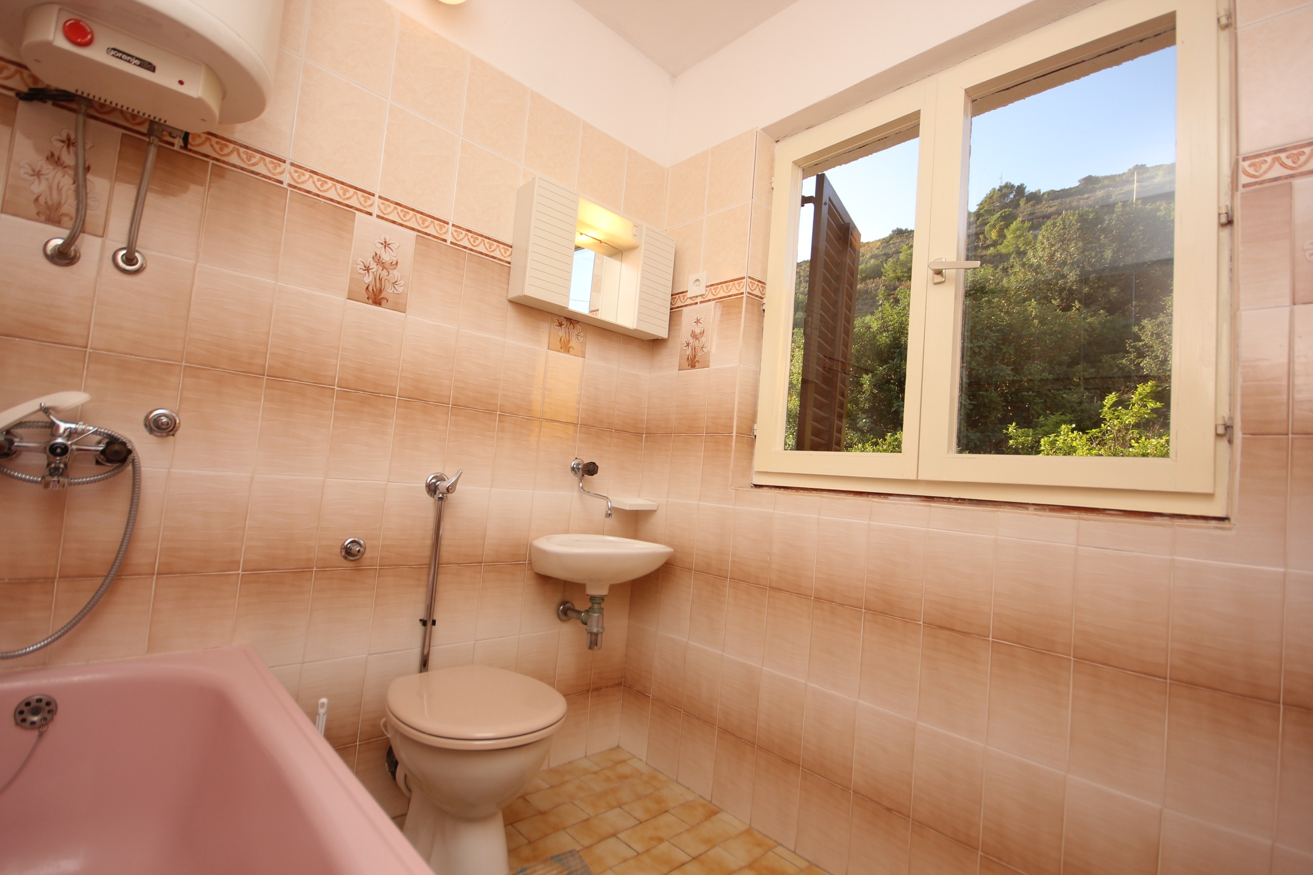 One bedroom apartment with balcony Vis (A-8435-a)