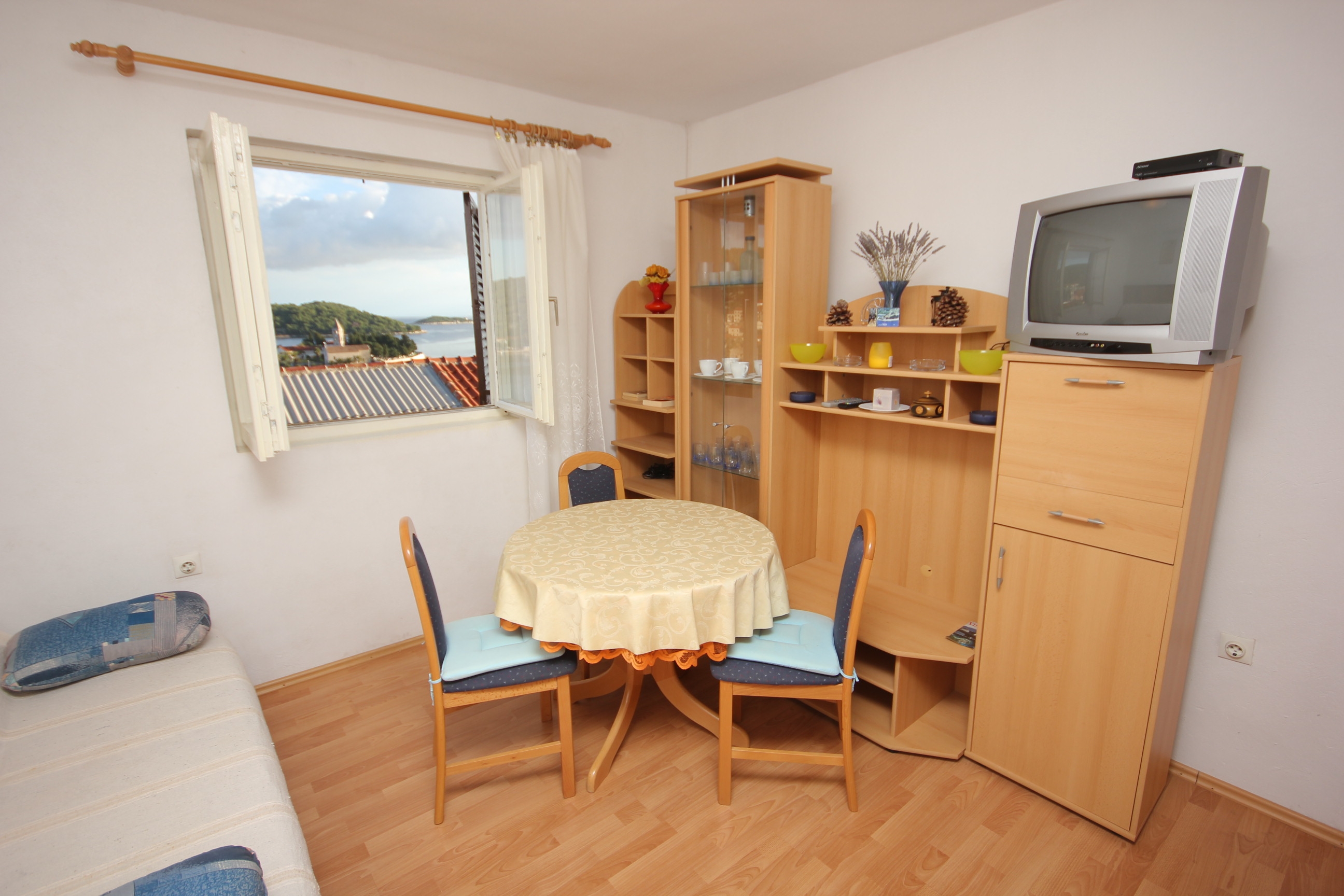One bedroom apartment with balcony Vis (A-8435-a)