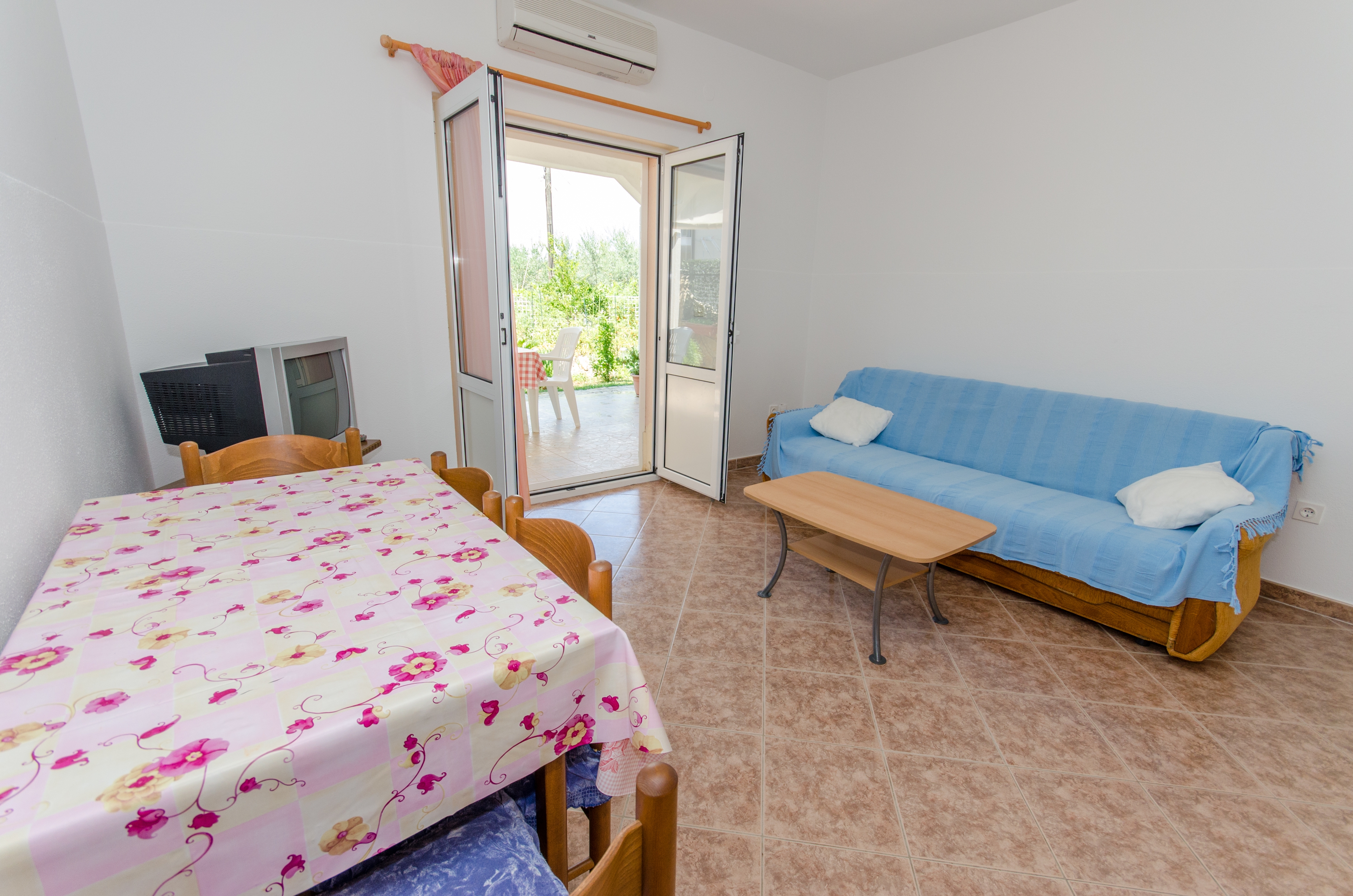 One bedroom apartment with terrace Okrug Gornji, Čiovo (A-8440-a)