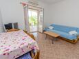 Okrug Gornji, Sala de estar in the apartment, air condition available y WiFi.