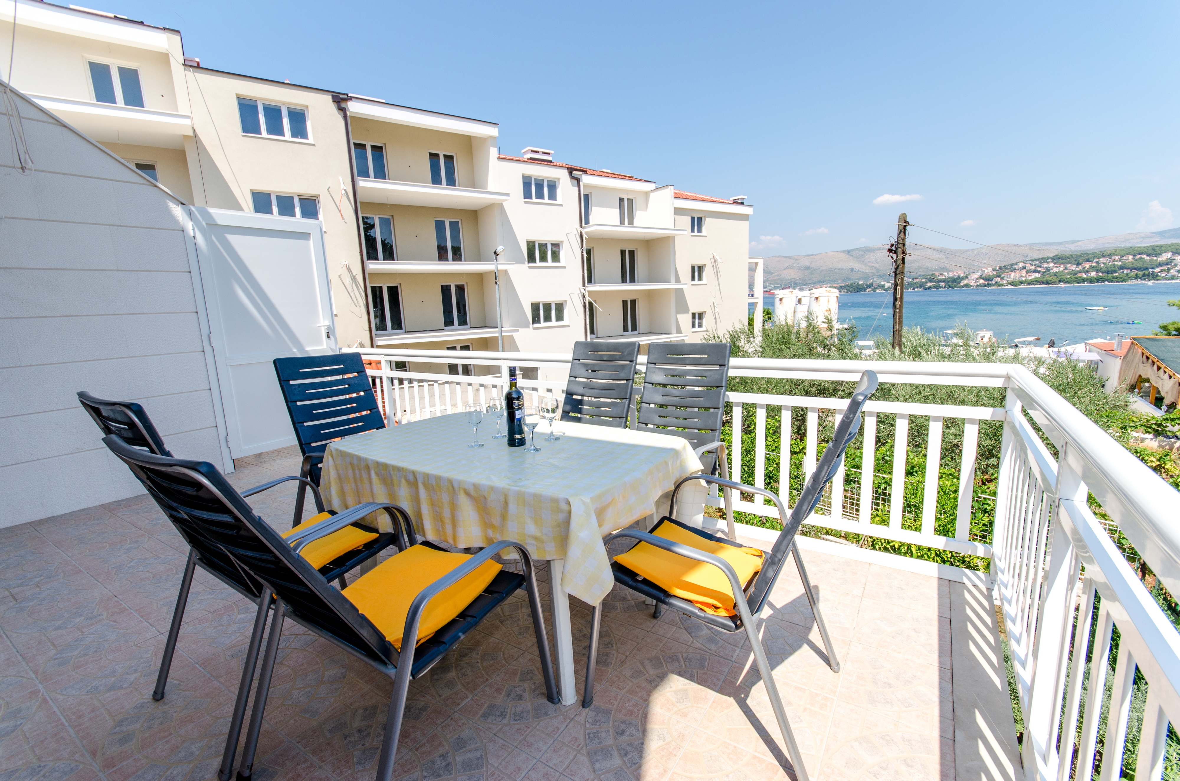 Two bedroom apartment with terrace and sea view Okrug Gornji, Čiovo (A-8440-d)