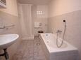 Bathroom Vis, Bathroom in the apartment, (pet friendly) and WiFi.