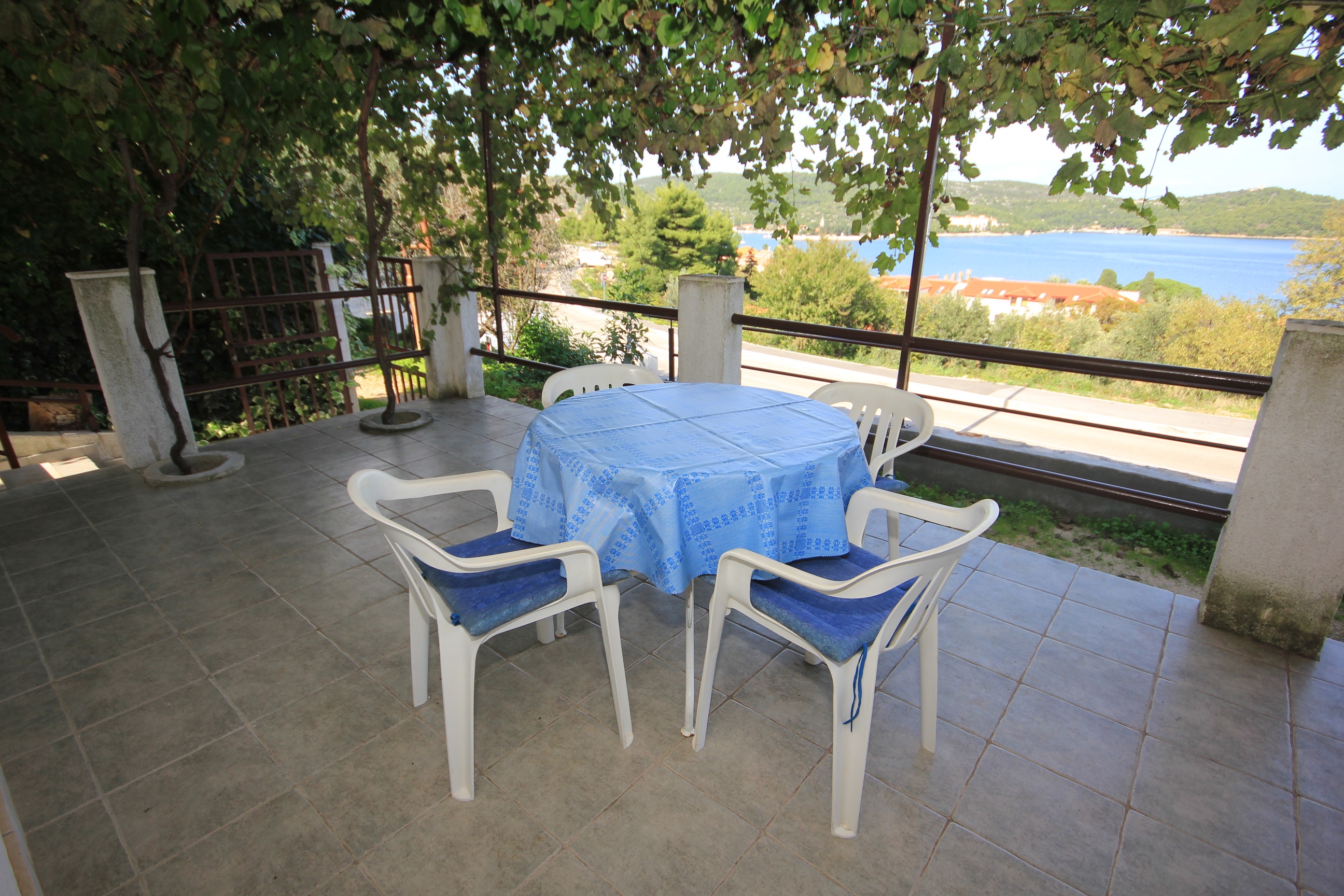 Two bedroom apartment with terrace and sea view Vis (A-8448-c)