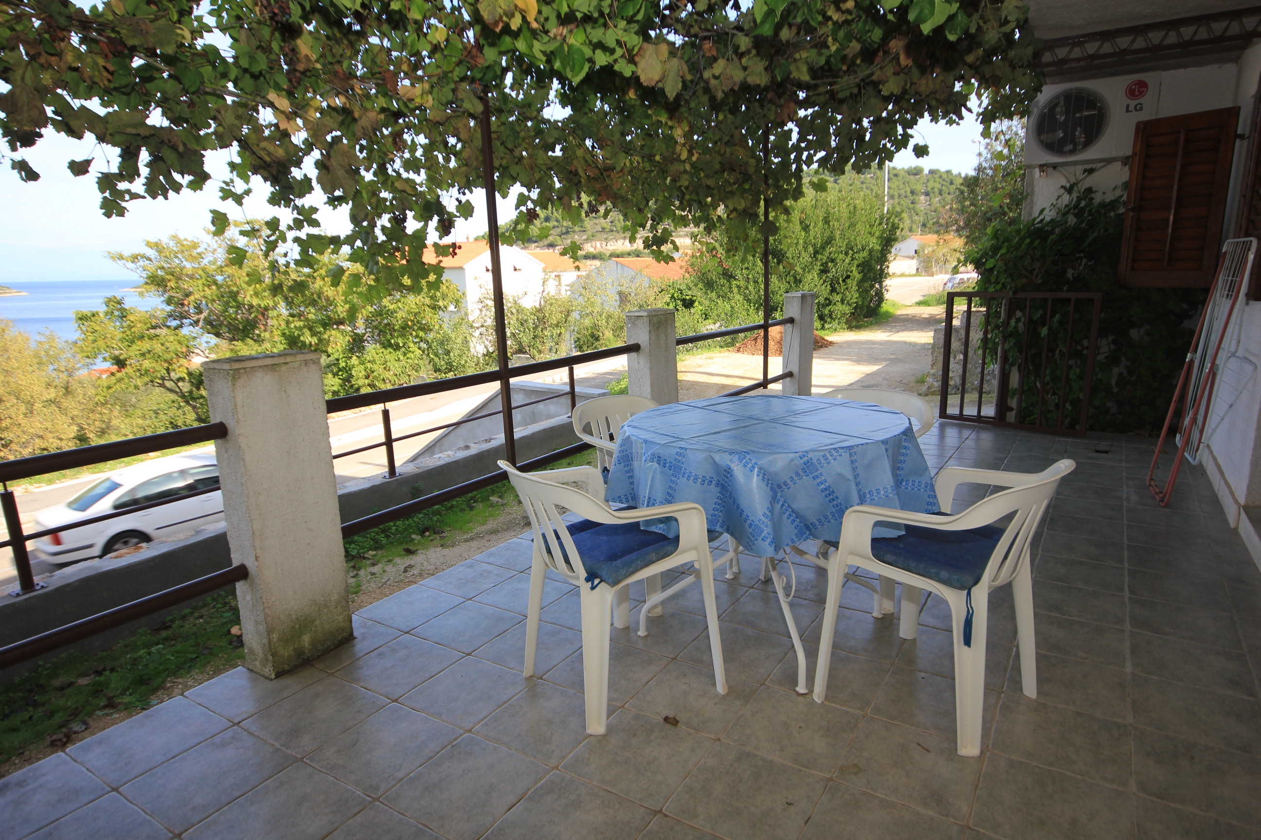 Two bedroom apartment with terrace and sea view Vis (A-8448-c)