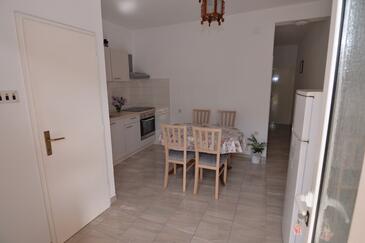 Tkon, Jídelna v ubytování typu apartment, s klimatizací a WiFi.