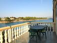 Ugljan, Terrasse dans l’hébergement en type apartment, avec la vue sur la mer, animaux acceptés et WiFi.