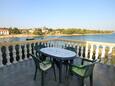 Ugljan, Terrasse dans l’hébergement en type apartment, avec la vue sur la mer, animaux acceptés et WiFi.