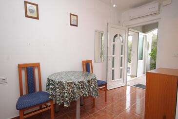 Mala Lamjana, Eetkamer in the apartment, air condition available, (pet friendly) en WiFi.