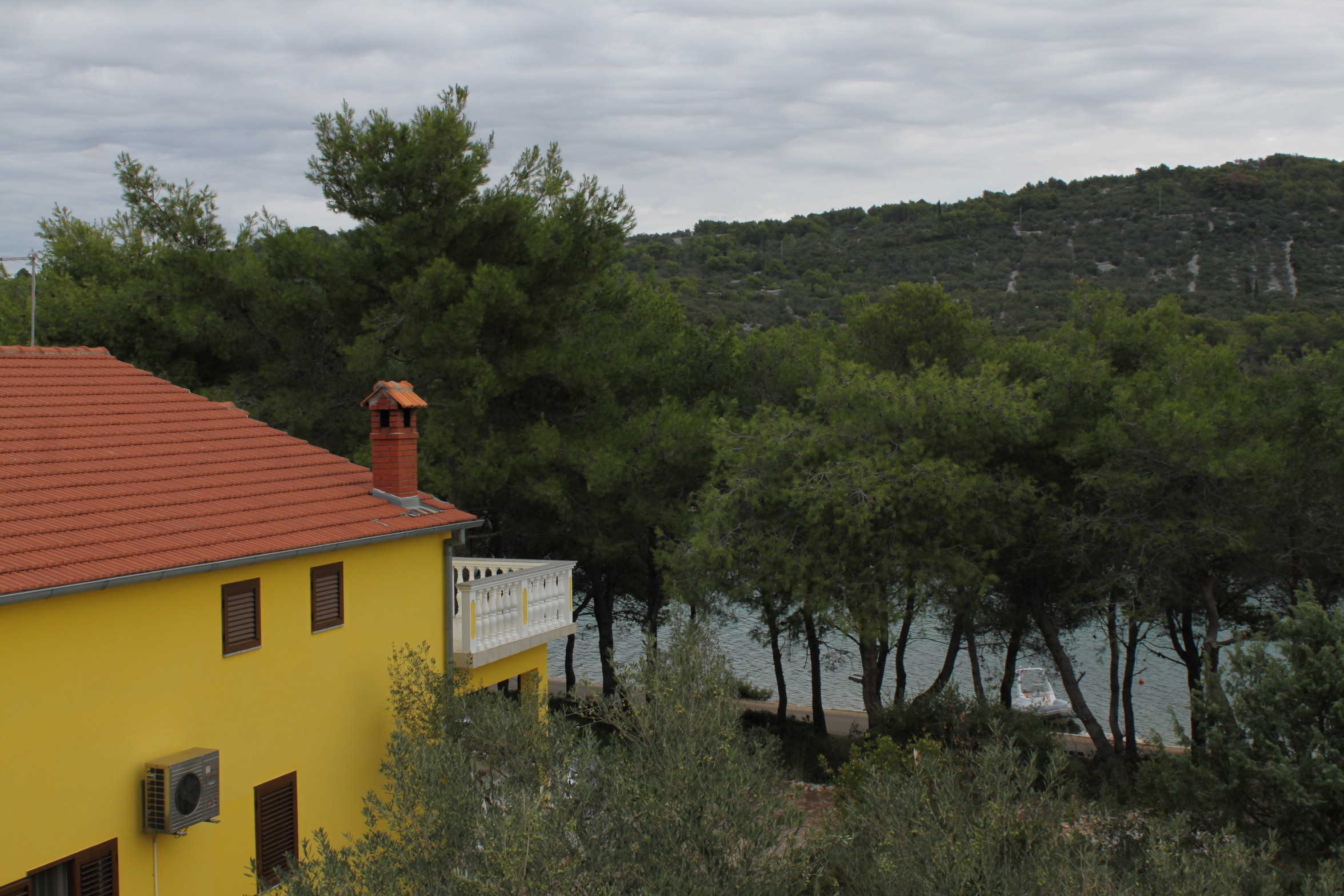 Two bedroom apartment near beach Cove Mala Lamjana, Ugljan  A-c