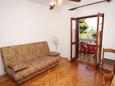 Mrljane, Sala de estar in the apartment, air condition available y WiFi.