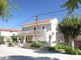 Sutomišćica, Ugljan, Propiedad 8474 - Apartamentos near sea with sandy beach.