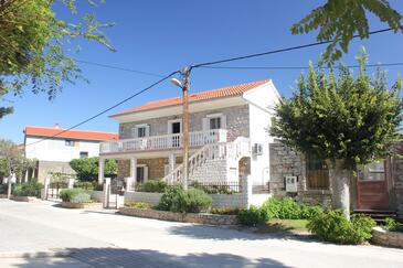 Sutomišćica, Ugljan, Hébergement 8474 - Appartement à proximité de la mer avec une plage de sables.