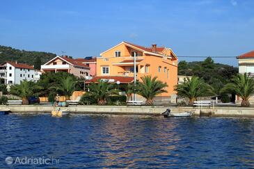 Kukljica, Ugljan, Objekt 8478 - Apartmani blizu mora sa šljunčanom plažom.