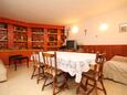 Ugljan, Comedor in the apartment, air condition available y WiFi.