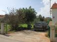 Parking lot Guduće, Ugljan, Parking lot 8492 - Apartments with rocky beach.