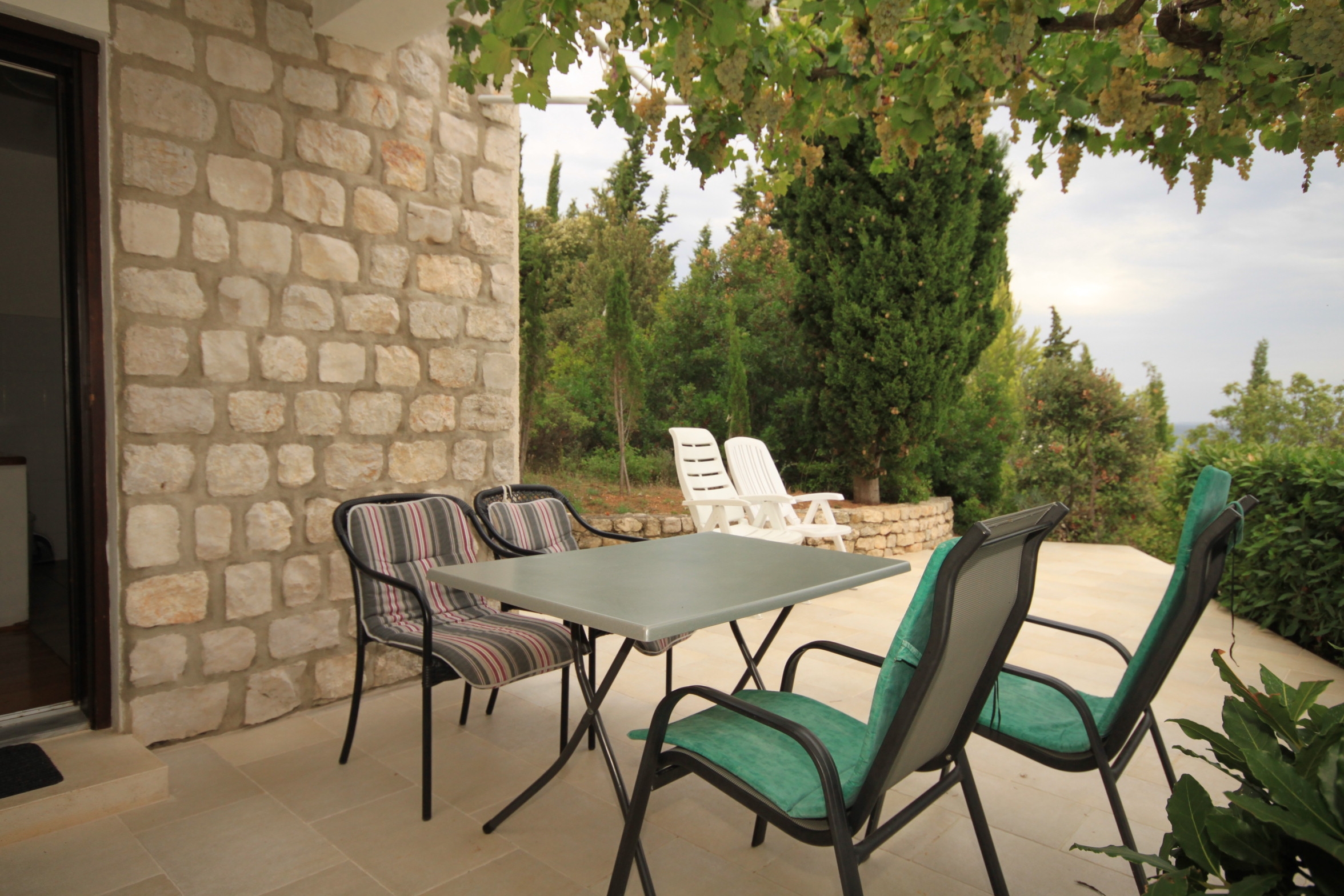 Two bedroom apartment near beach Lukoran, Ugljan  A-a