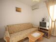 Seget Vranjica, Sala de estar in the apartment, air condition available y WiFi.