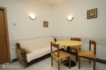 Preko, Sala de estar in the apartment, air condition available y WiFi.