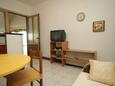 Preko, Sala de estar in the apartment, air condition available y WiFi.