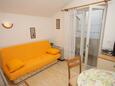 Preko, Sala de estar in the apartment, air condition available y WiFi.