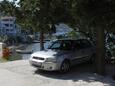 Parking lot Vis, Vis, Parking lot 8524 - Apartments near sea with rocky beach.