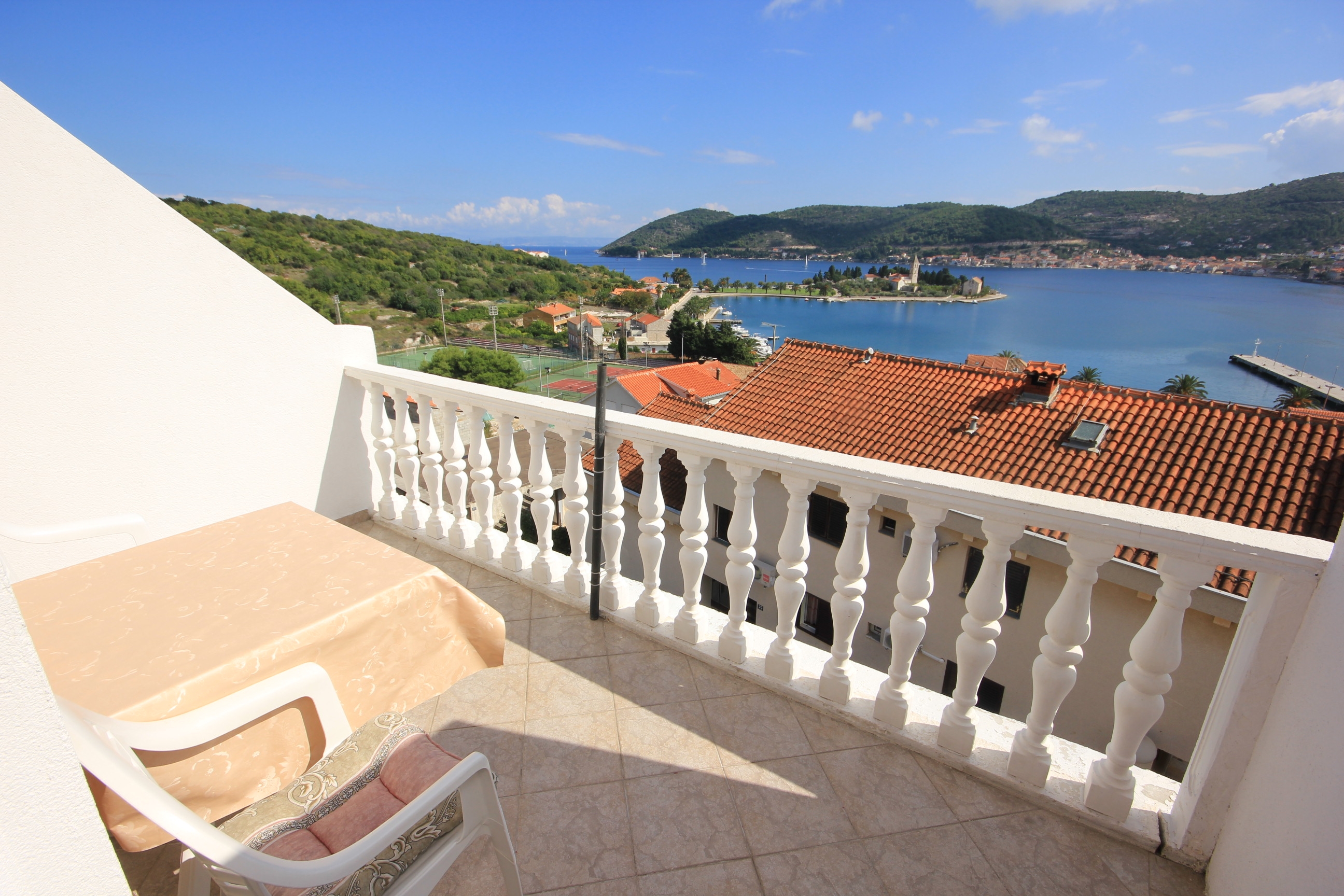 Appartement dune chambre avec la terrasse et la vue sur le mer Vis (A-8531-b) Appartement dune chambre avec la terrasse et la vue sur le mer Vis (A-8531-b)