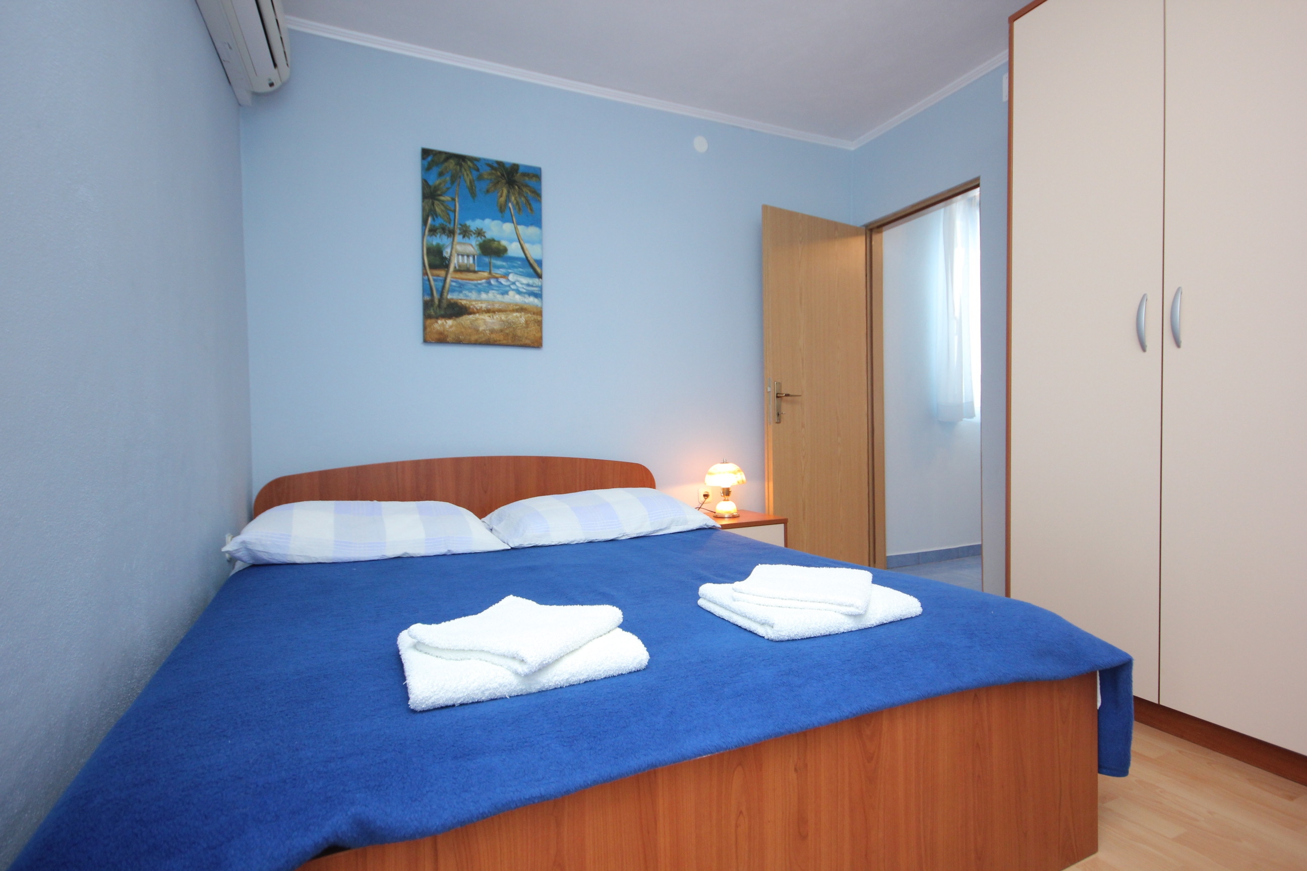One bedroom apartment with terrace and sea view Vis  A-d