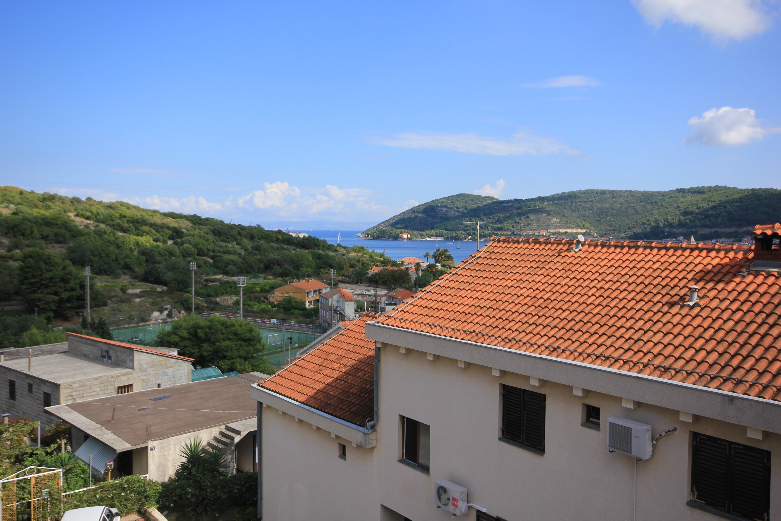 One bedroom apartment with terrace and sea view Vis  A-d