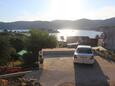 Parking lot Vis, Vis, Parking lot 8535 - Apartments near sea with pebble beach.