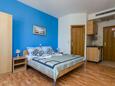 Mlini, Bedroom in the studio-apartment, air condition available, (pet friendly) and WiFi.