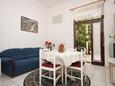 Biograd na Moru, Comedor in the apartment, air condition available y WiFi.