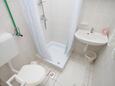Ванная комната Slano, Ванная комната в размещении типа studio-apartment, Домашние животные допускаются и WiFi.