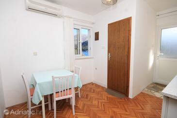 Slano, Comedor in the studio-apartment, air condition available, (pet friendly) y WiFi.